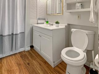 Family Friendly 3 Br 2 Bath Duplex Sleeps 9! - Des Moines - 5