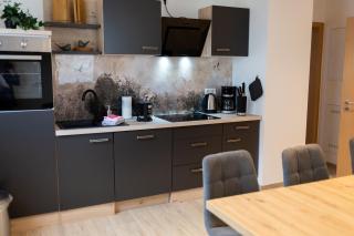 BEST STAY Haus Martina im Herzen der Rhön - 3 einzelbuchbare moderne Wohnungen für 2-8 Personen, Terrasse, Balkon, Garten, Ski und E-Bike Keller, Lounge, freies Wlan, familienfreundlich - Poppenhausen - 2