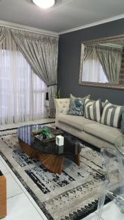 URlyfstyle Cottage Near Mall of Africa - 9
