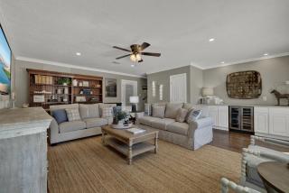 Weitz Getaway with Private Pool Two Hot Tubs - Fredericksburg - 5