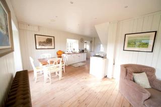 The Lodge: Adorable, Romantic Thatched Cottage - Freshwater - 4