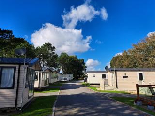 A short walk to Par Beach & coastal paths, On-site facilities. Pets welcome - 0