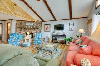 Oak Island Vacation Rental with Decks, Walk to Beach - Oak Island - 7