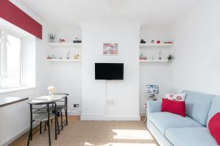 Stylish, Cosy flat W/Parking in London, UK - 2