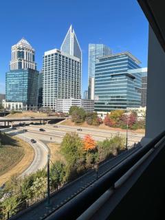 Spacious 2 Bed, 2 Bath Uptown Gem in the Heart of the City-Parking-Wi-Fi-Balcony CGV - Charlotte - 5