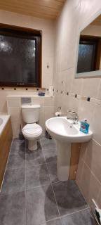 2 Bed Apt, Westend, recently redecorated, 2 king beds, Close to Ninewells, Fully Equipped, Families, Contractors and Trades, Mid Stays Welcome - 1