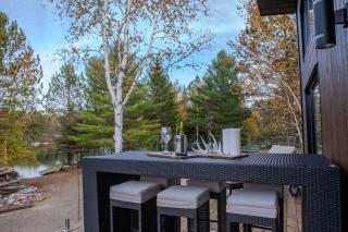 The Roselin On Lake Ouareau Hot tub & Pool Table - 1