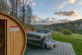 New & Stunning Chalet! Reno'd, Hot-Tub, Barrel Sauna, Slope Views, Fire Pit - 9