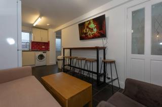 BrumStay UK® 5-Bed House Ideal for Long-Term Stays - 0