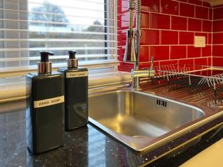 BrumStay UK® 5-Bed House Ideal for Long-Term Stays - 1