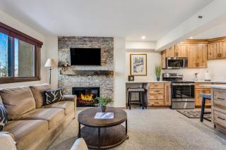 Laurelwood Condominiums 107 - 7