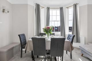 Luxury 3 bedroom apartment in the heart of High Street Kensington, London. - 2