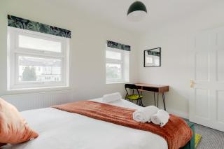 5BR House, Free Parking offA12, Contractor, Big Families, Relocation - 1