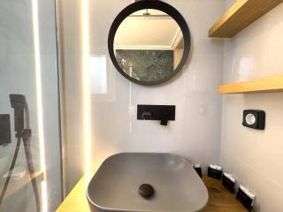 Nefertiti's Urban Luxury Kerameikos Athens 2br Industrial apt Balconies Netflix - 5