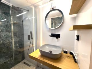 Nefertiti's Urban Luxury Kerameikos Athens 2br Industrial apt Balconies Netflix - 4