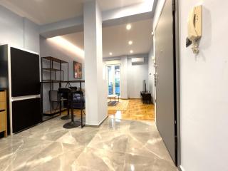 Osiris Hideaway Inn, Kerameikos, Athens, Industrial 2-br apt, balconies & Netflix - 1