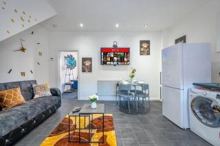 F2KR - Stylish Home with Free Parking and WiFi - 1