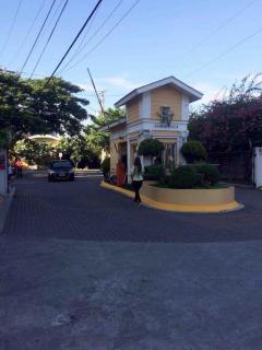 Cozy and Modern Living - Manila - 5