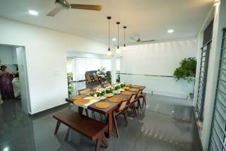 Ultra Modern Glass house with large Swimming pool and garden - Kottayam - 9