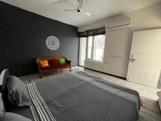 Metro Connected Homestay with Parkview - 3
