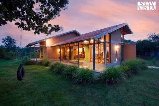 StayVista at Sunnyside Homestay with Bonfire & Lawn - - 0
