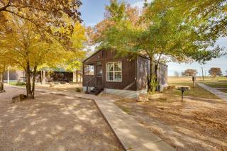 Grill and Dock Access Waterfront Kerens Cabin - Kerens - 0