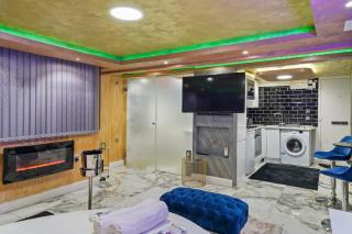Hidden Gem Lt Properties Jaccuzi bath massage chair Superkingsize bed Parking available - 5