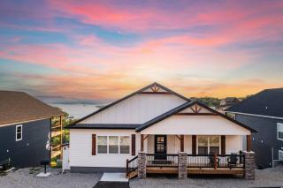 Moonstone Lodge Lake Views Sleeps 28 GolfSim Pup Friendly - Branson - 0