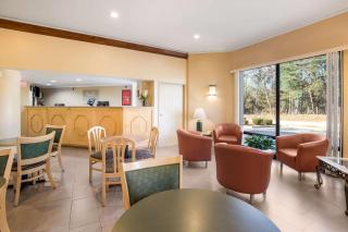 Econo Lodge - Hendersonville - 7