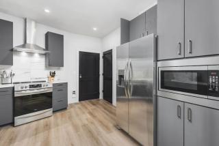 Luxury 2 Bedroom 4 Bed with HUGE Wrap Around Patio Gym and Pool - Nashville - 2
