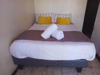 Cómodo Departamento en pleno centro dos dormitorios amplio estacionamiento - 6