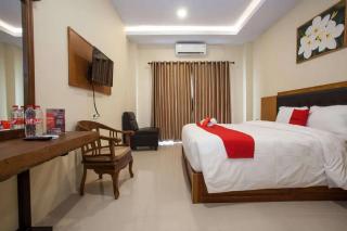 RedDoorz Premium @ Jalan Cengkeh Malang - Malang - 8