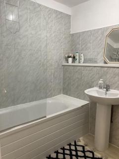 Spacious two bed flat with free secure parking - Birmingham - 2
