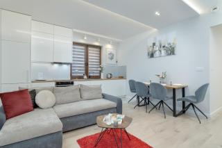 Cozy Apartment Pachonskiego with Balcony and Parking by Noclegi Renters - Krakow - 3
