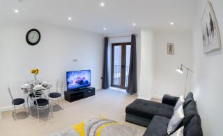 Cosy 1 Bed Apartment in Centre of St Albans - Free Parking - 5 min walk to St Albans city centre & Railway station - Big Savings on Longer Stays!! - 9