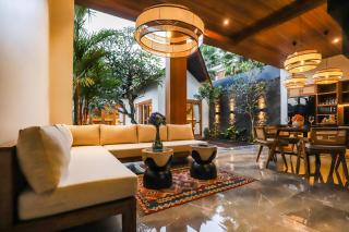 Villa Dubai - 2BDR, New, Well-Equipped, East Motive - Ubud - 4