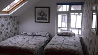 BARBIE HOUSE , 2 Bedroom Garden Apartment with Private Car Space , Opposite Paignton Pier , 2 Double Beds , 2 Single beds Kitchen & Air Fryer , Reception to Help you - Paignton - 9