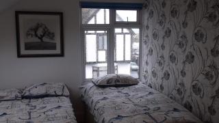 BARBIE HOUSE , 2 Bedroom Garden Apartment with Private Car Space , Opposite Paignton Pier , 2 Double Beds , 2 Single beds Kitchen & Air Fryer , Reception to Help you - Paignton - 8