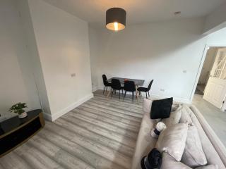 Spacious 4-Bedroom House in Manchester - 4