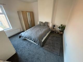 Spacious 4-Bedroom House in Manchester - 6