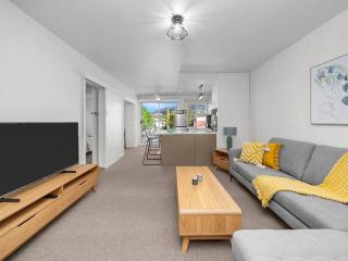 Sandy Bay apartment with Hobart river view, near UTAS - stroll to cafes and shops - 8