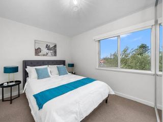 Sandy Bay apartment with Hobart river view, near UTAS - stroll to cafes and shops - 4