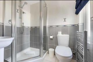 Ensuite Rooms For Two Near Cardiff Central Station - 4