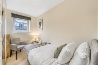 Executive 4 Bedroom Town House in Canada Water FREE WIFI & PARKING by City Stay Aparts London - 6