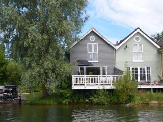 3 Bed in South Cerney HIC06 - South Cerney - 0