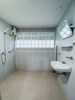 Elephant Sports Bar and Accommodation - Phuket - 4