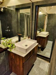 The Turquoise Letterbox - Loft suite at Central - Calcuta - 3