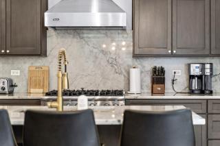 Luxe SFH Bucktown Retreat with Garage Parking - Chicago - 4