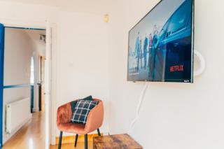 Spacious 3 Bedroom House - Sleeps 5 - Free Parking - By EKLIVING LUXE Short Lets & Serviced Accommodation - Cardiff - 7