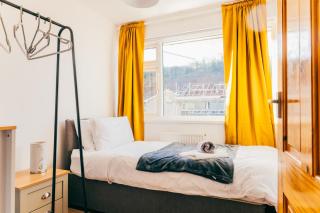 Spacious 3 Bedroom House - Sleeps 5 - Free Parking - By EKLIVING LUXE Short Lets & Serviced Accommodation - Cardiff - 1